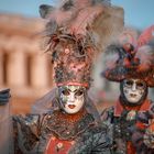 Maskenpaar auf dem Markusplatz