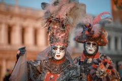 Maskenpaar auf dem Markusplatz