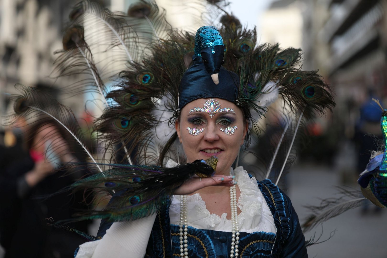 Maskenträgerin mit Vogel