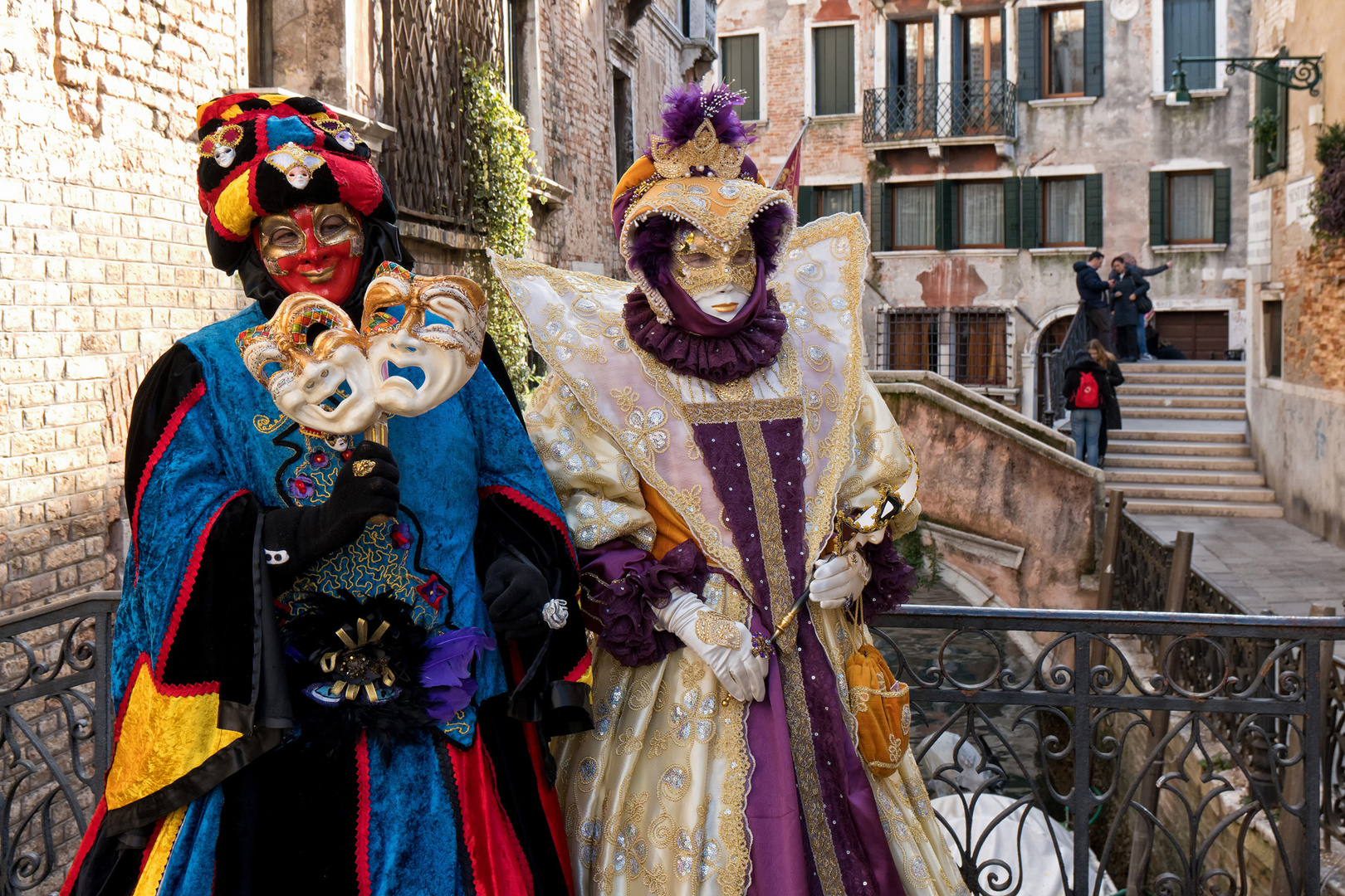 Maskenzauber in der Altstadt von Venedig