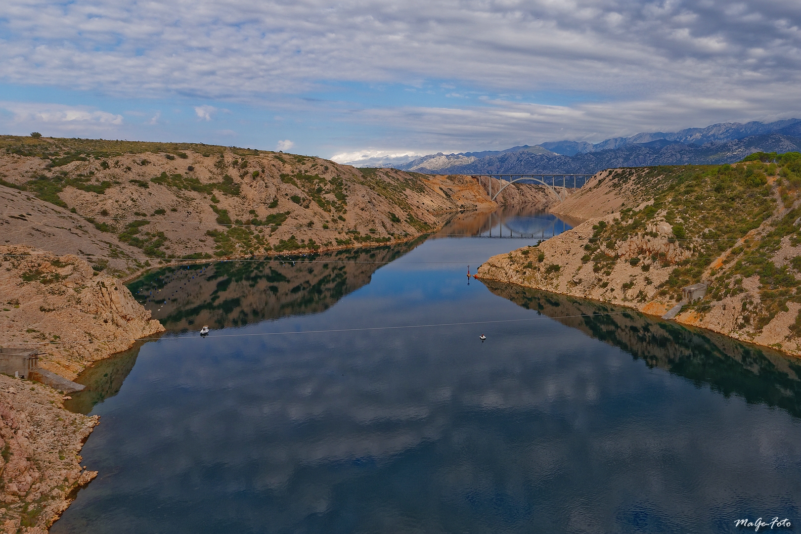 Maslenica Brücke gespiegelt