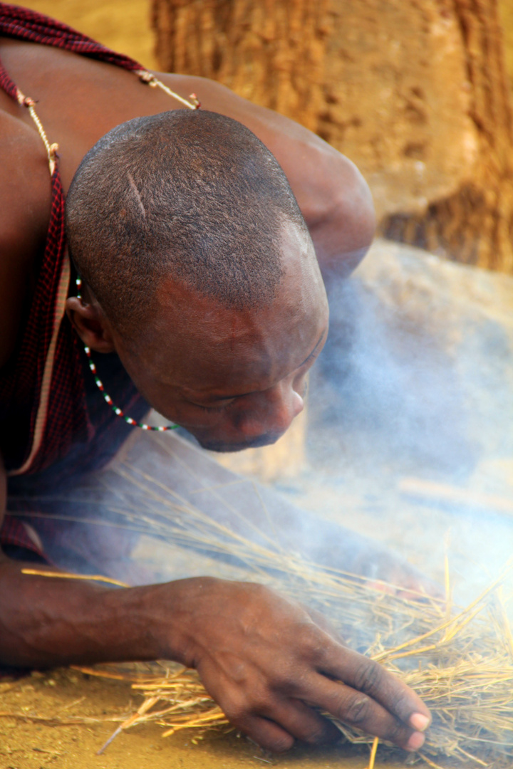 Massai beim feuer machen