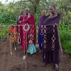 Massai-Frauen verkaufen Schmuck
