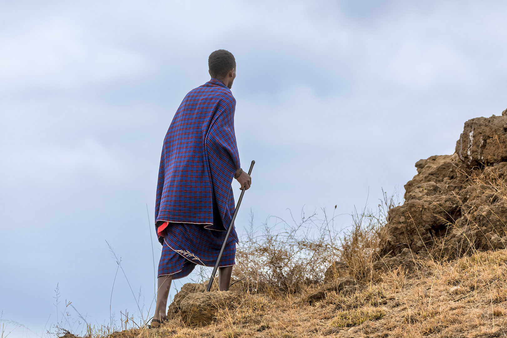 Massai Guide auf einer Wanderung.