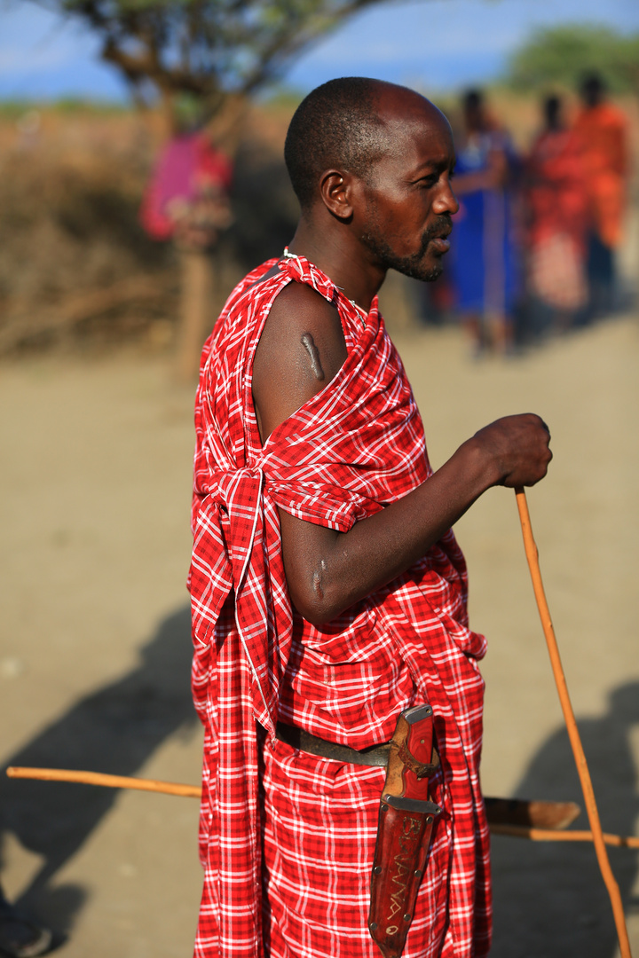 Massai-Kleidung und Narben