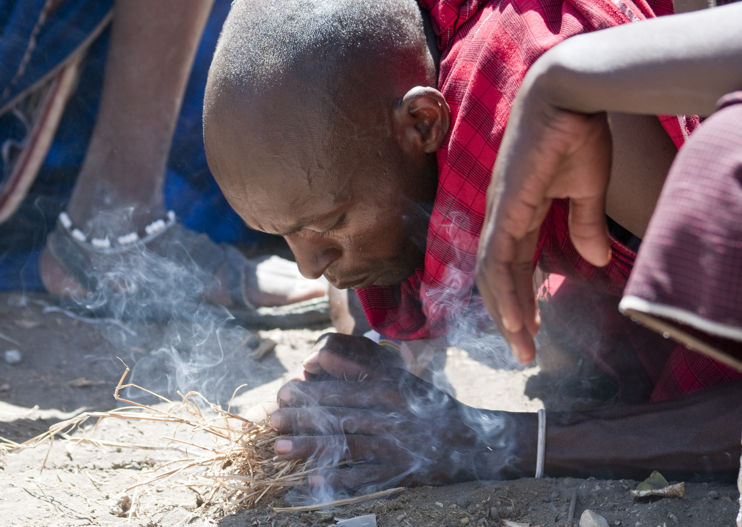 Massai macht Feuer