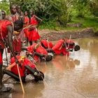 Massai: trinkend am Wasserloch