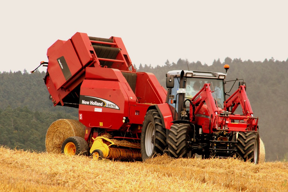 Massey Ferguson mit New Holland Rundballenpresse