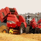 Massey Ferguson mit New Holland Rundballenpresse