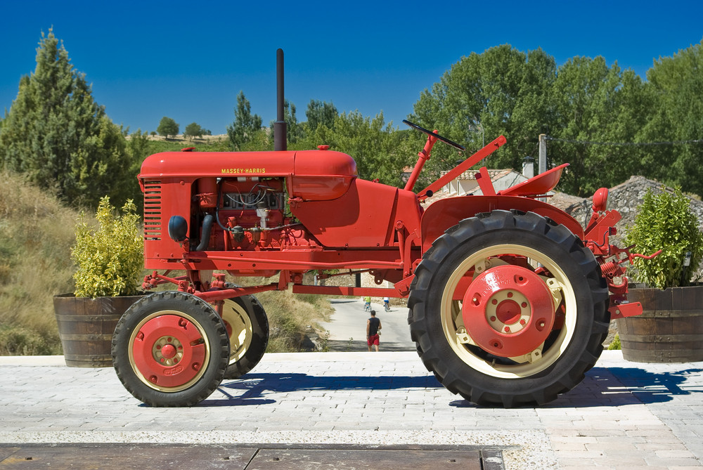 Massey-Harris Traktor bei einer Bodega in Sotillo, Spanien