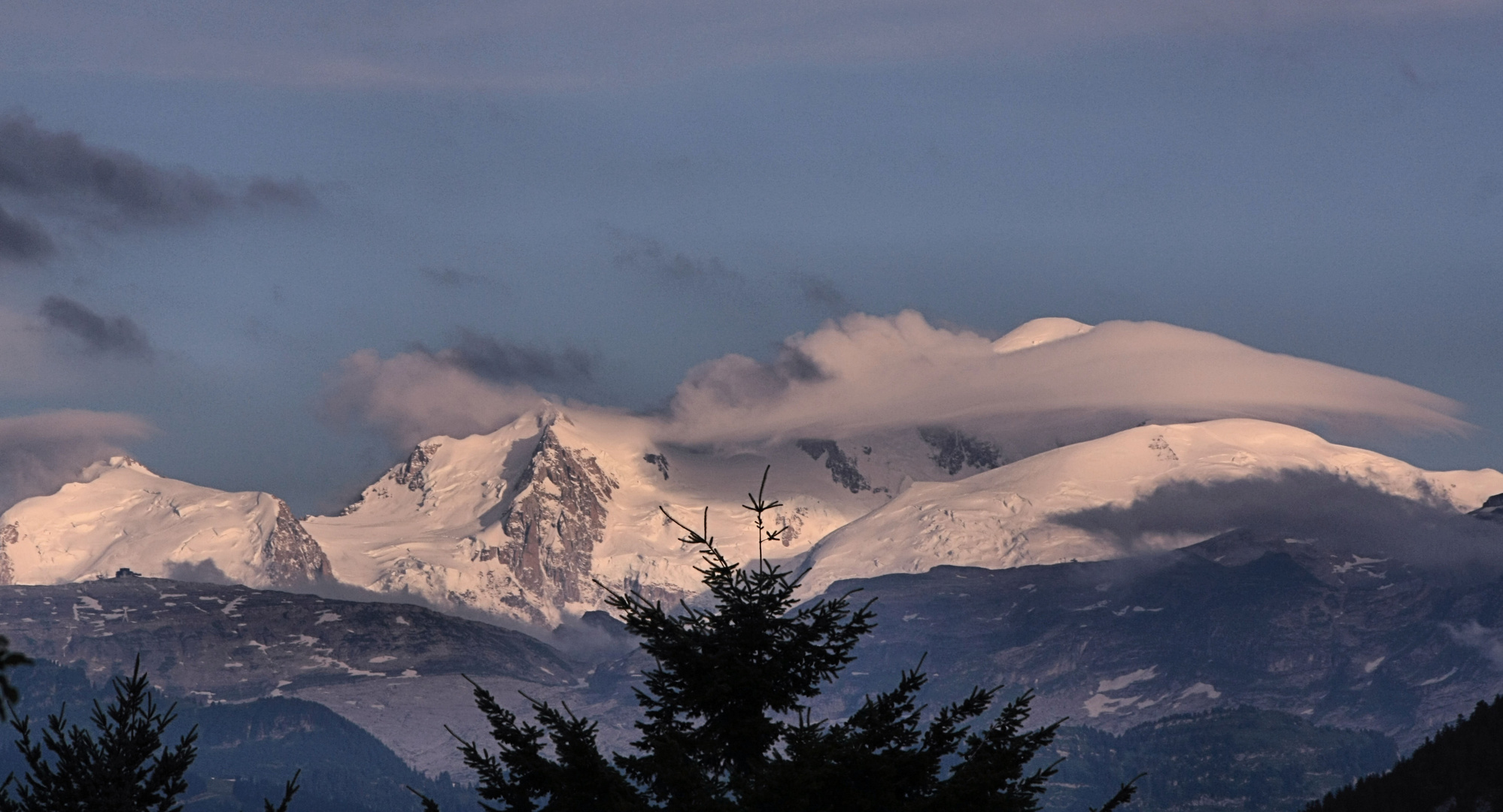 Massif du Mont Blanc le soir