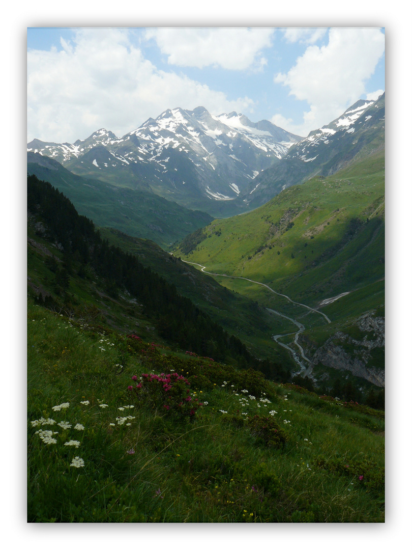 Massif du Vignemale et vallée d'Ossoue depuis le GR10, le 11 juillet 2013.