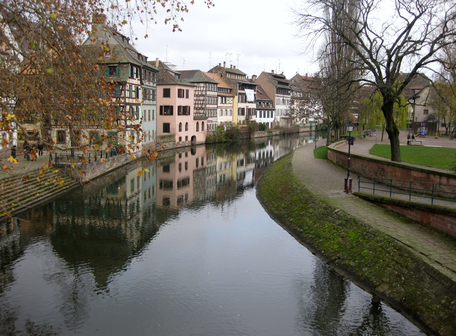 Massiv Häuser und Kanale in Strasbourg