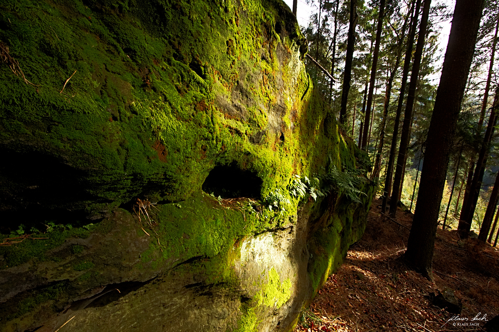 Massive Felsen am Wegesrand