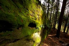 Massive Felsen am Wegesrand