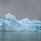 Massiver Eisberg in wunderschönsten Schattierungen