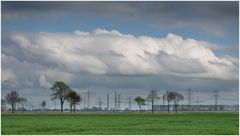 Mast an Mast mit Wolke