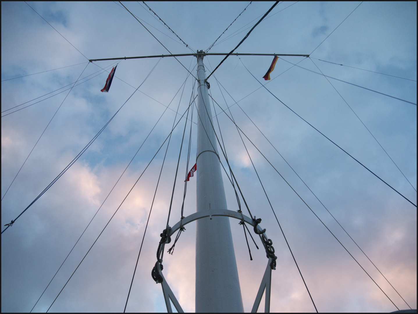 Mast der Schiffsbegrüßungsanlage in Hamburg Wedel