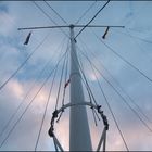 Mast der Schiffsbegrüßungsanlage in Hamburg Wedel