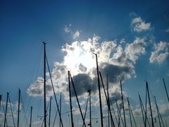 Masten und Wolken