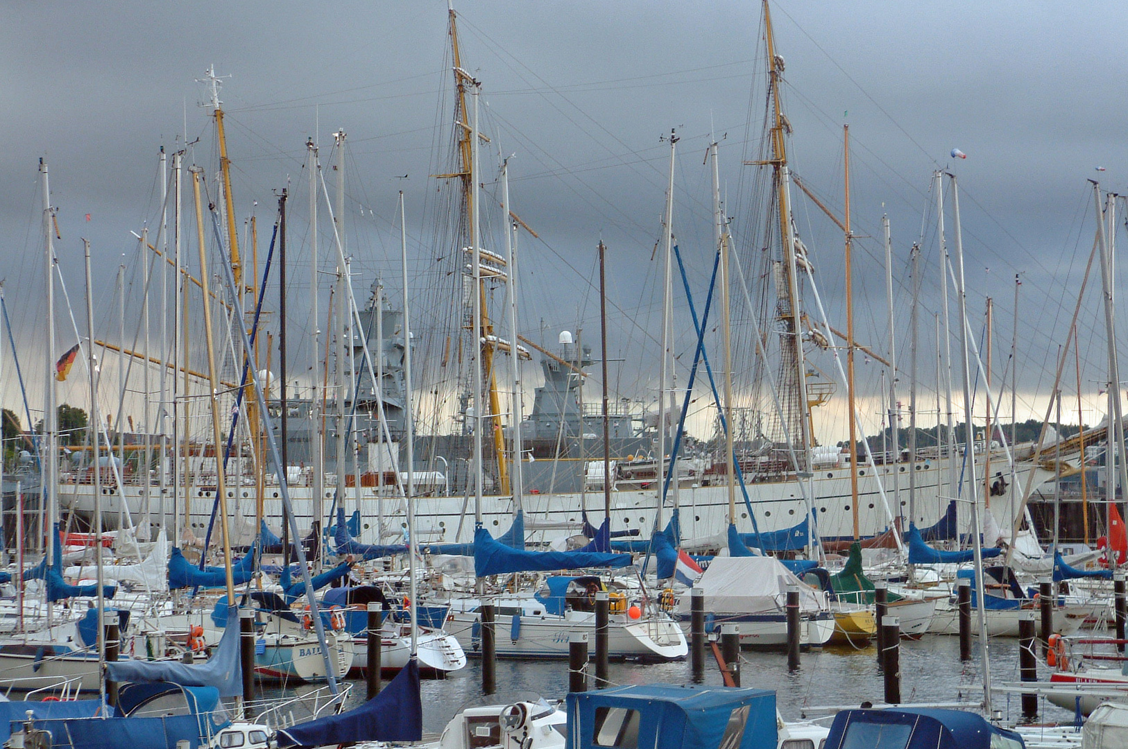 Mastenwald vor Gorch Fock