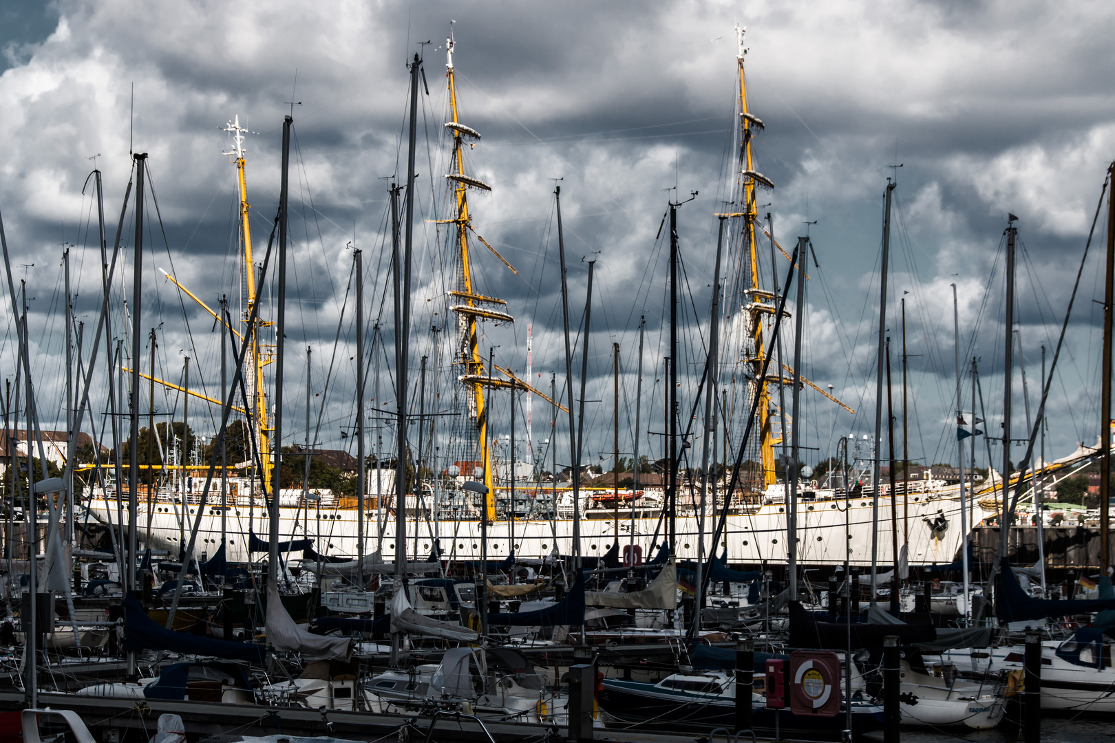 Mastgewirr vor Gorch Fock