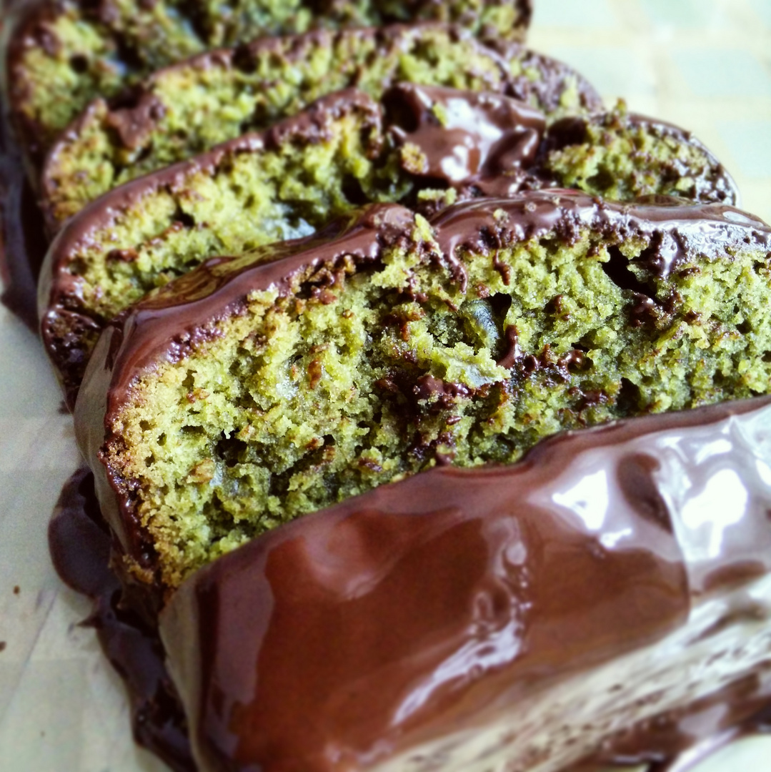 Matcha-Kuchen mit Schokoladenüberzug.