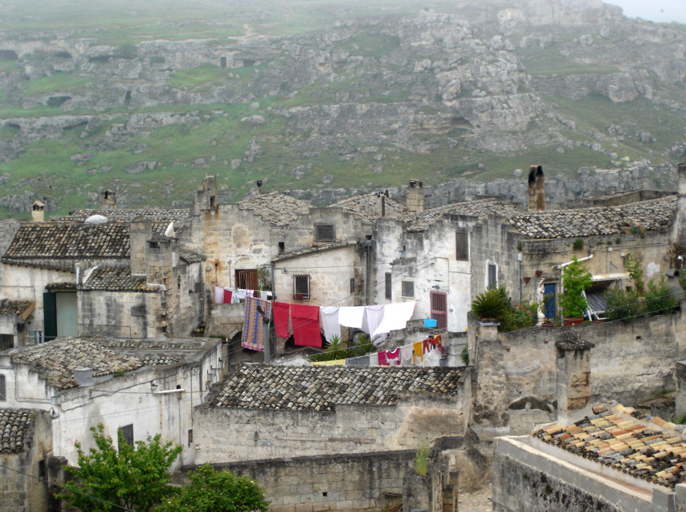 Matera, panni stesi nella bruma