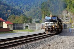 Matewan,offene Flutmauer, Durchfahrt von einem Auto Carrier Train in Höhe des Bahnhofes,NS#9646