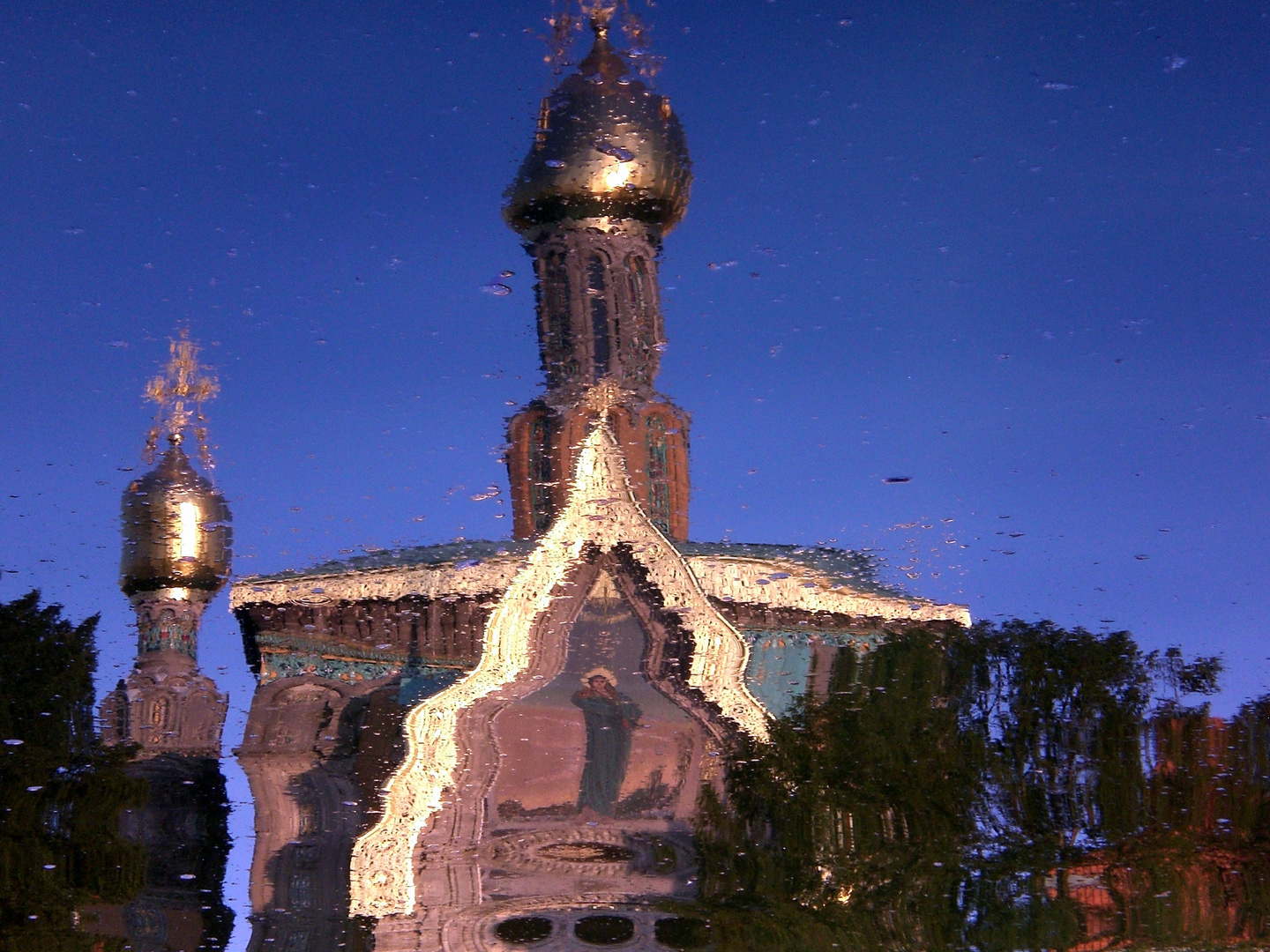 Mathildenhöhe Darmstadt Russische Kapelle/Wasserspiegelung