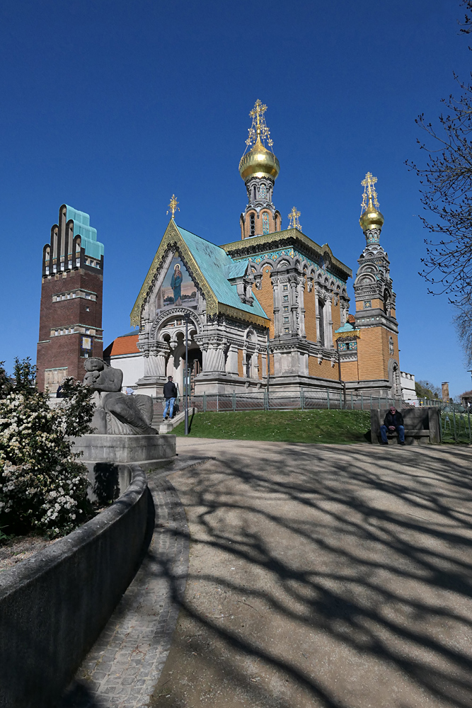 Mathildenhöhe: Hochzeitsturm, Russische Kapelle und lange Schatten