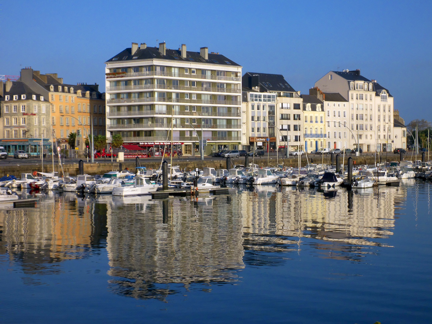 Matin calme au port de Cherbourg02