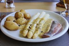 Matjes an Spargel mit jungen Kartoffeln