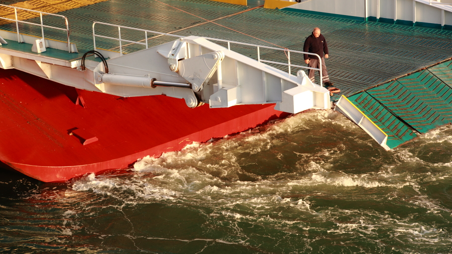 Matrose auf dem Fährschiff