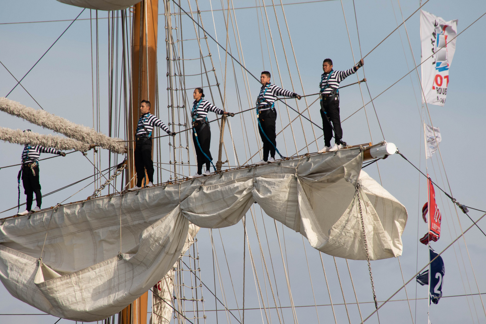 Matrosen auf der Cuauhtemoc beim Auslaufen