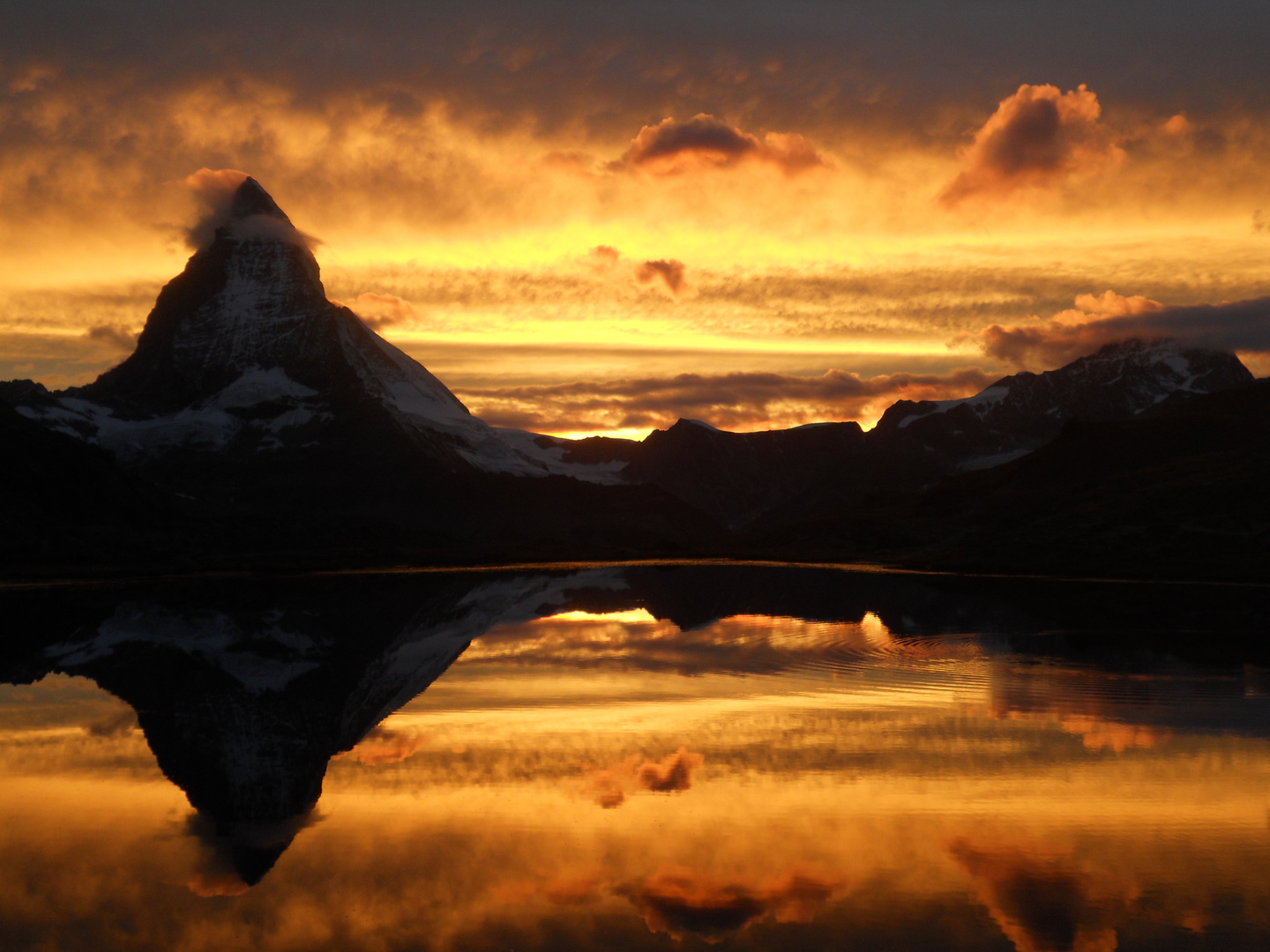 Matterhorn am Riffelsee im Sonnenuntergang