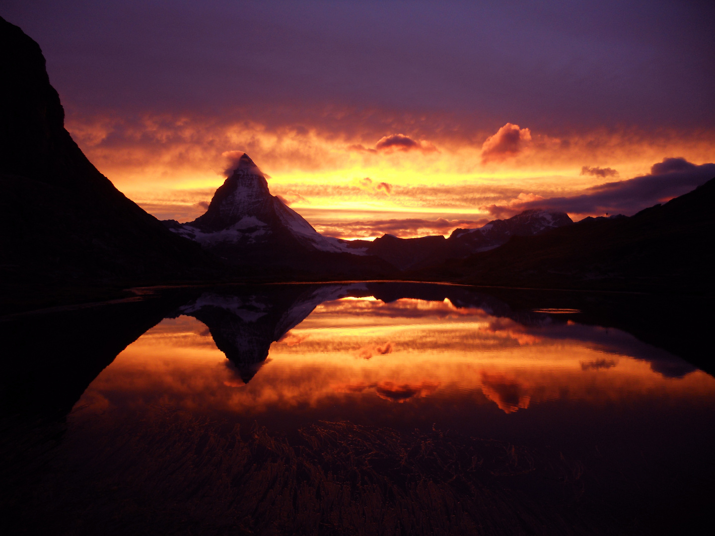 Matterhorn bei Sonnenuntergang am Riffelsee