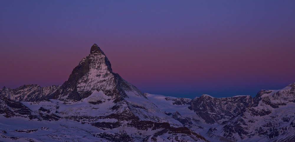 Matterhorn - der Tag erwacht, während es im Tal noch dunkel ist