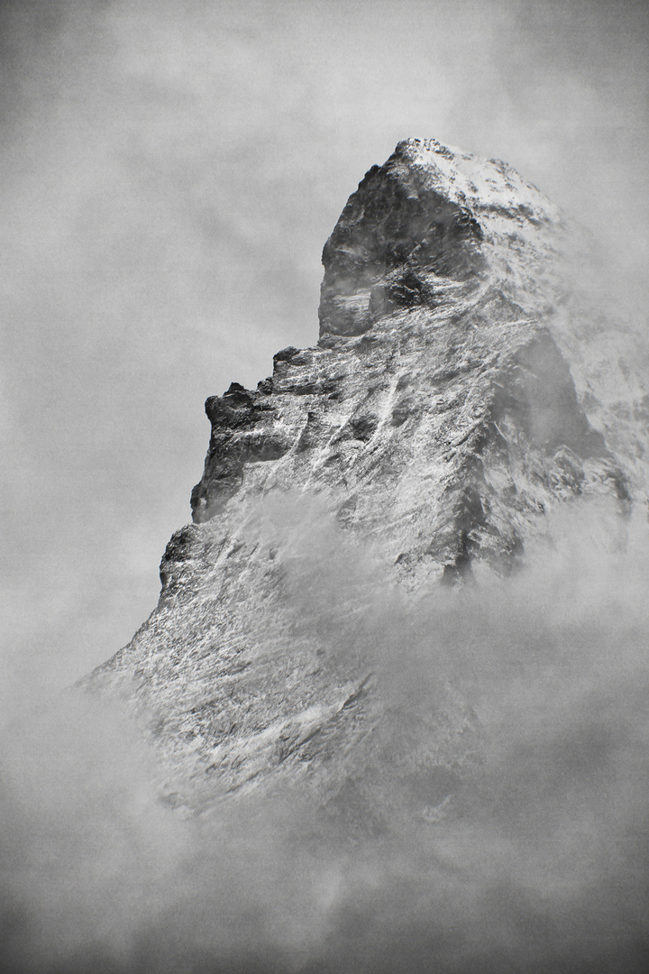 Matterhorn Gipfel im Dunst/Nebel