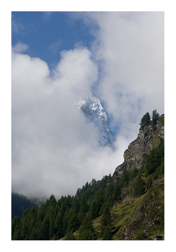 Matterhorn hinter Wolken