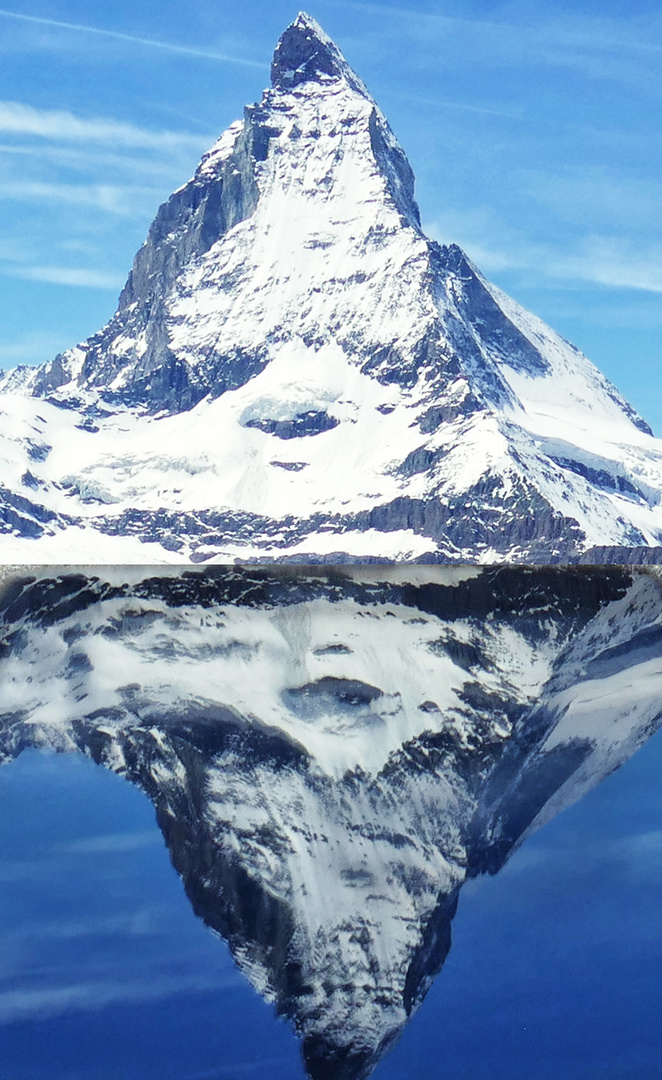 Matterhorn im Display des Smartphones gespiegelt