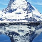 Matterhorn im Display des Smartphones gespiegelt