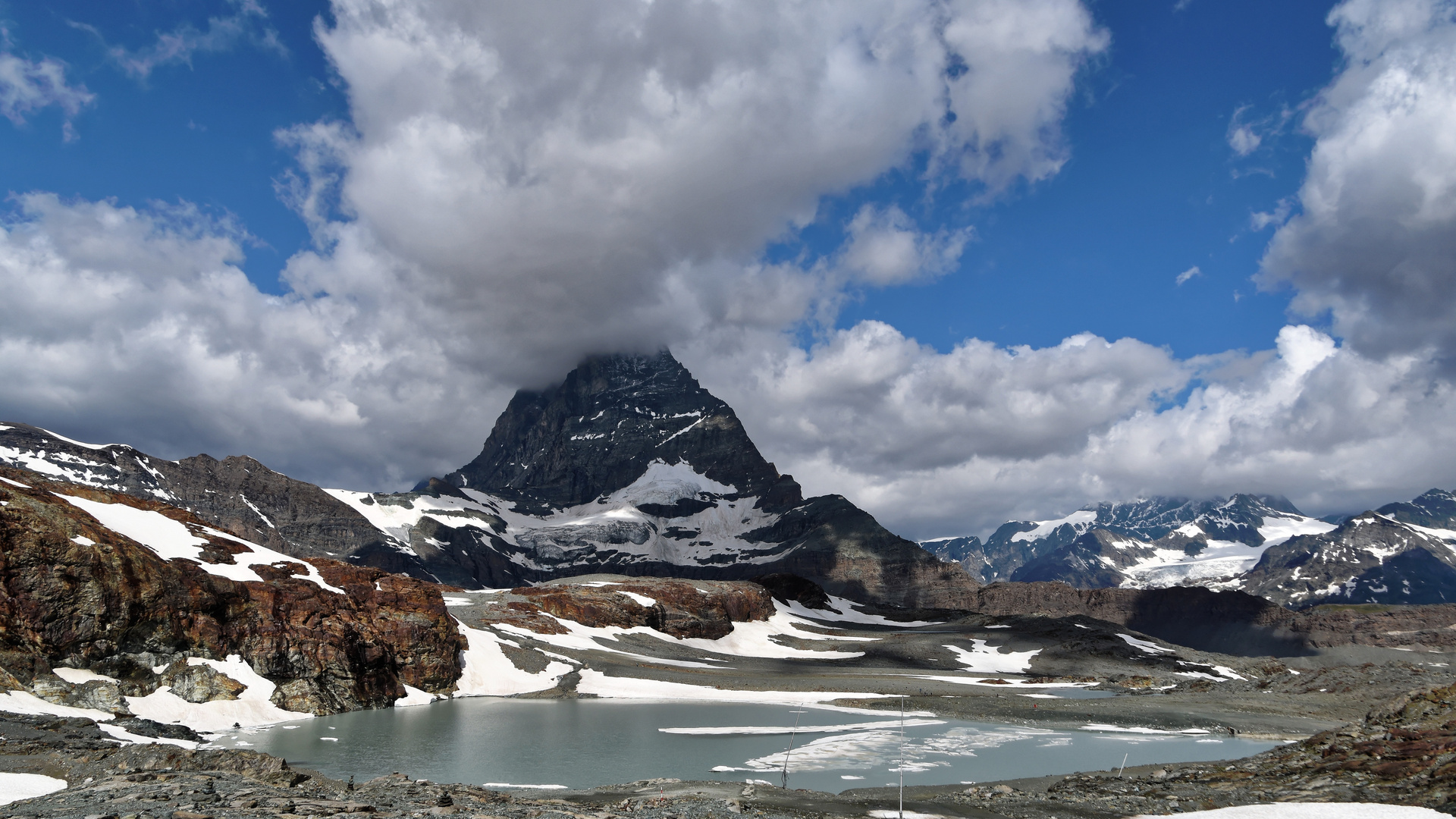 Matterhorn mit Gipfel in den Wolken mit Bergsee