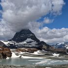 Matterhorn mit Gipfel in den Wolken mit Bergsee