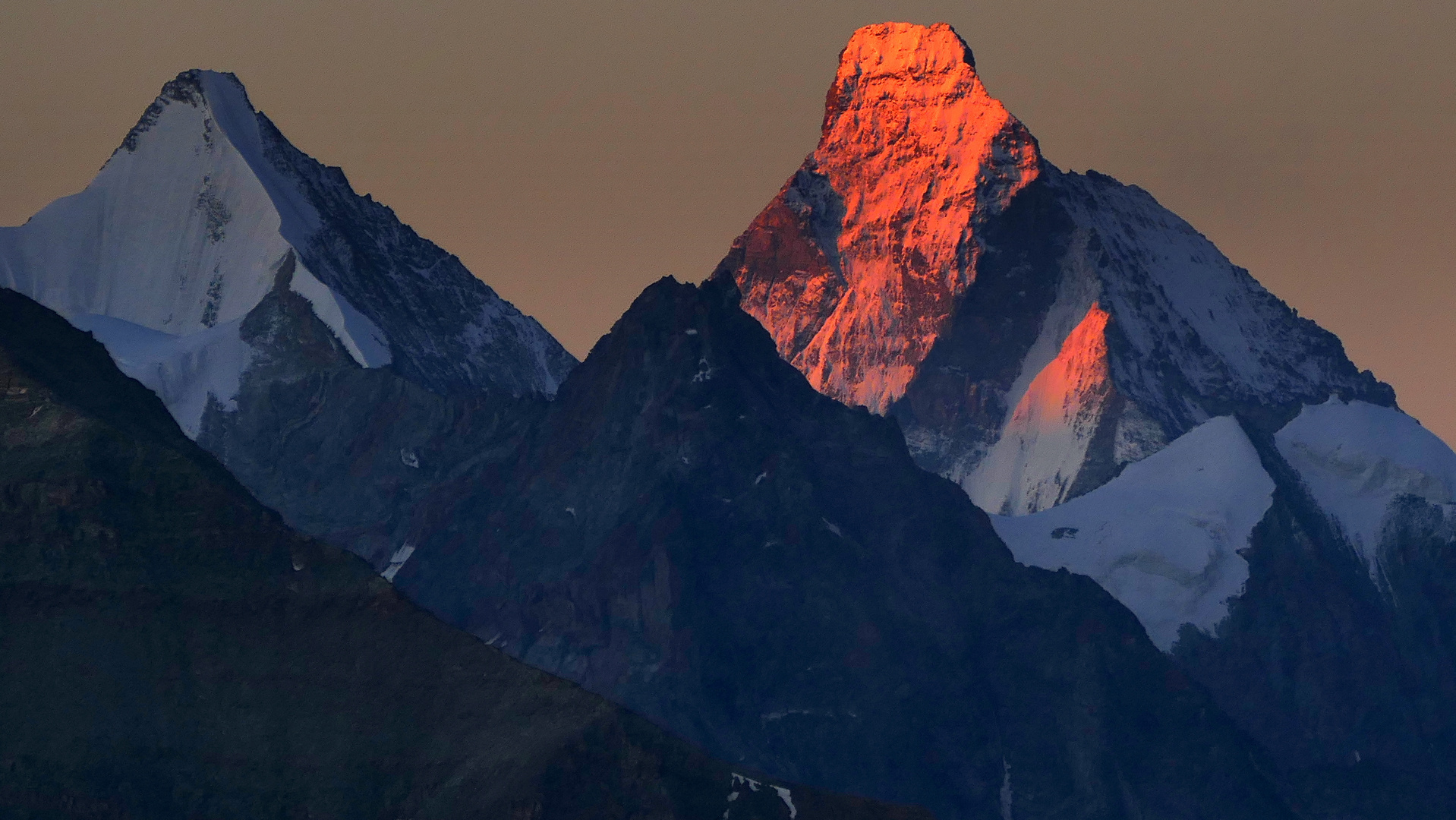 Matterhorn und Obergabelhorn bei Sonnenaufgang