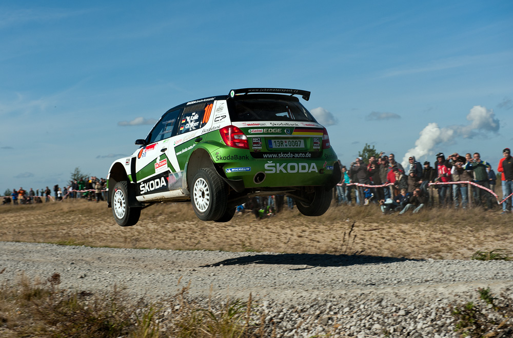 Matthias lässt den Skoda fliegen