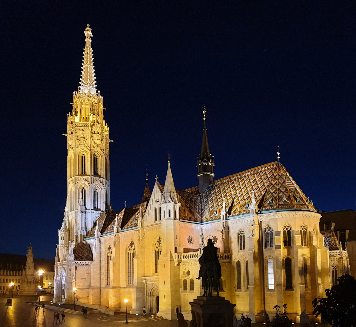 Matthiaskirche - fast noch blaue Stunde