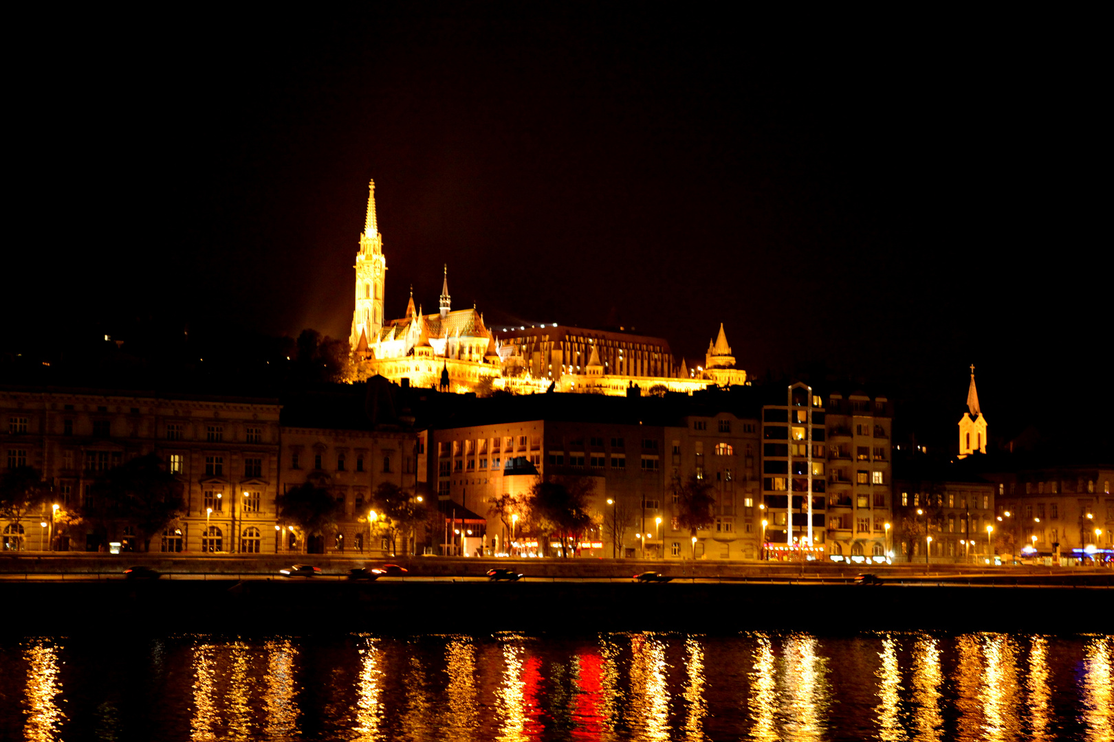 Matthiaskirche & Fischerbastei bei Nacht