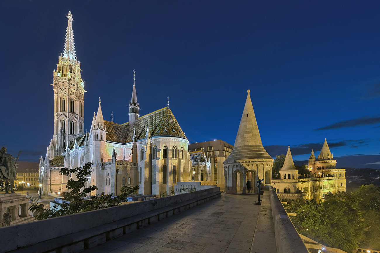 Matthiaskirche Fischerbastei Budapest Ungarn beleuchtet