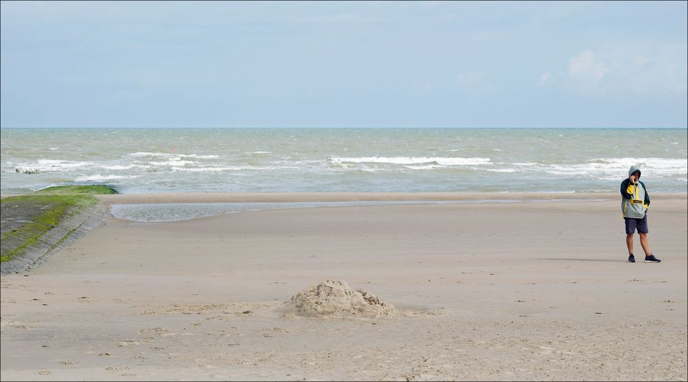 Matthieu au téléphone sur la plage